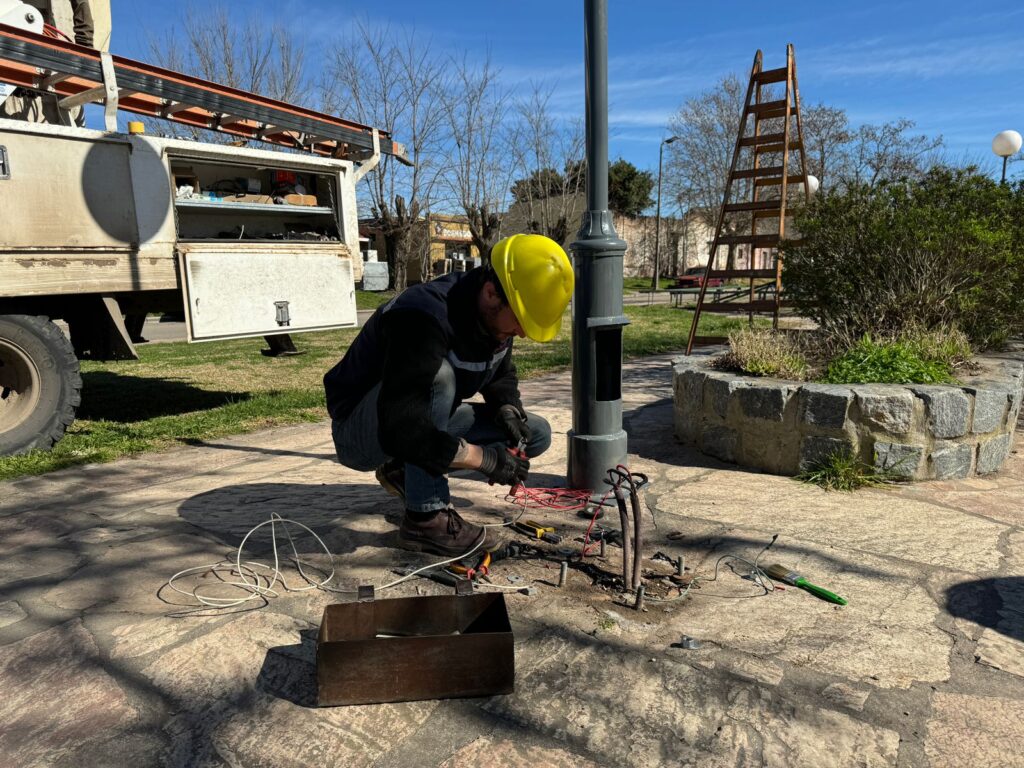 PUESTA EN VALOR DE JUEGOS INFANTILES Y LUMINARIAS EN AVENIDA FAVALORO