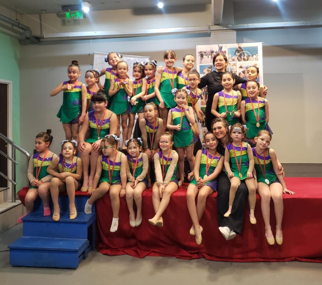 PEQUEÑAS GIMNASTAS EXPERIMENTARON UNA COMPETENCIA