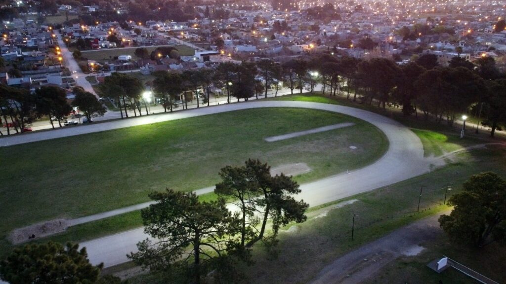 RECAMBIO DE LUMINARIA EN LA PISTA DE ATLETISMO