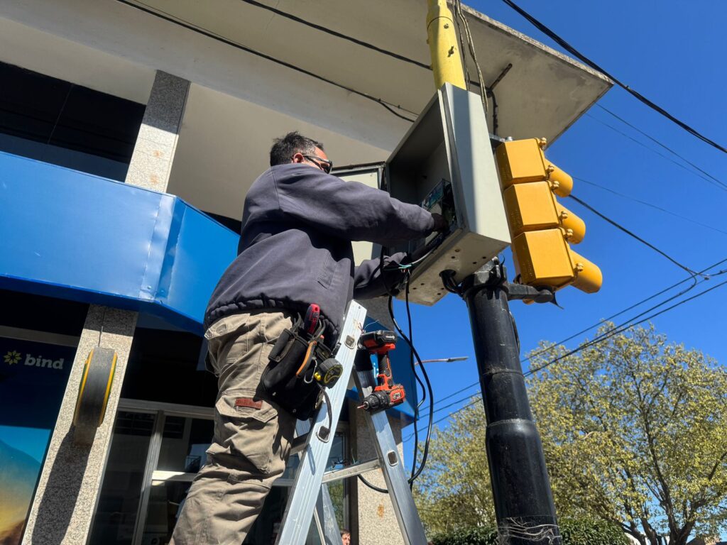 CAMBIO DE PLACAS EN SEMÁFOROS DE LA AVENIDA KELLY Y ONDA VERDE