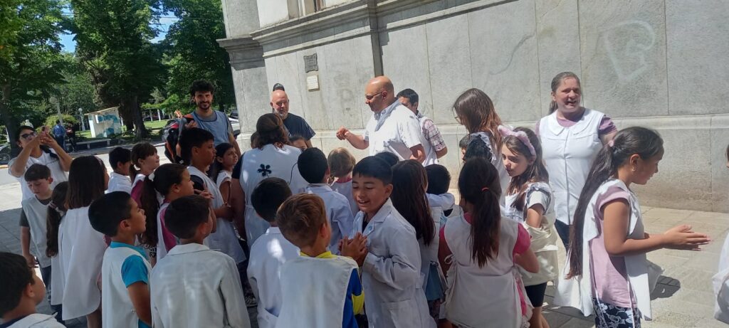 ALUMNOS REALIZARON INTERVENCIÓN ARTÍSTICA EN LA MUNICIPALIDAD