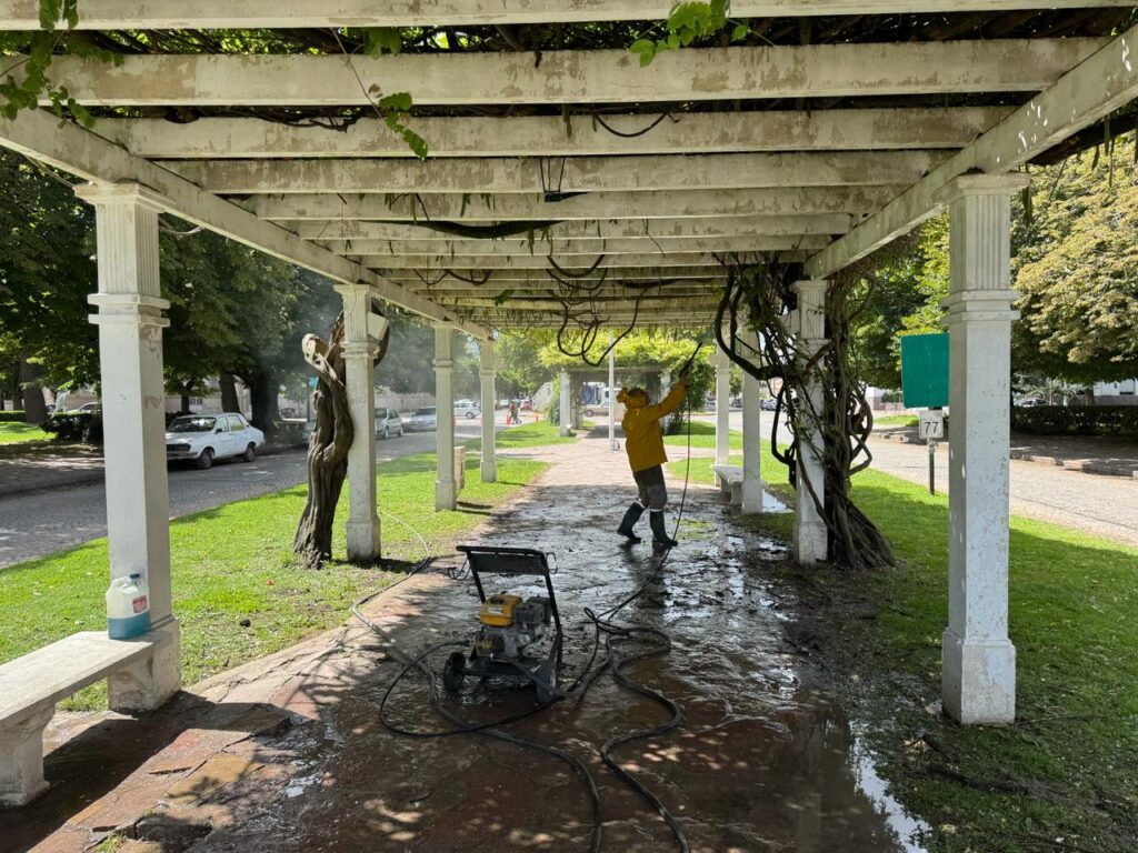 AVANZAN LOS TRABAJOS DE PUESTA EN VALOR EN LAS PÉRGOLAS DE PLAZA LIBERTAD