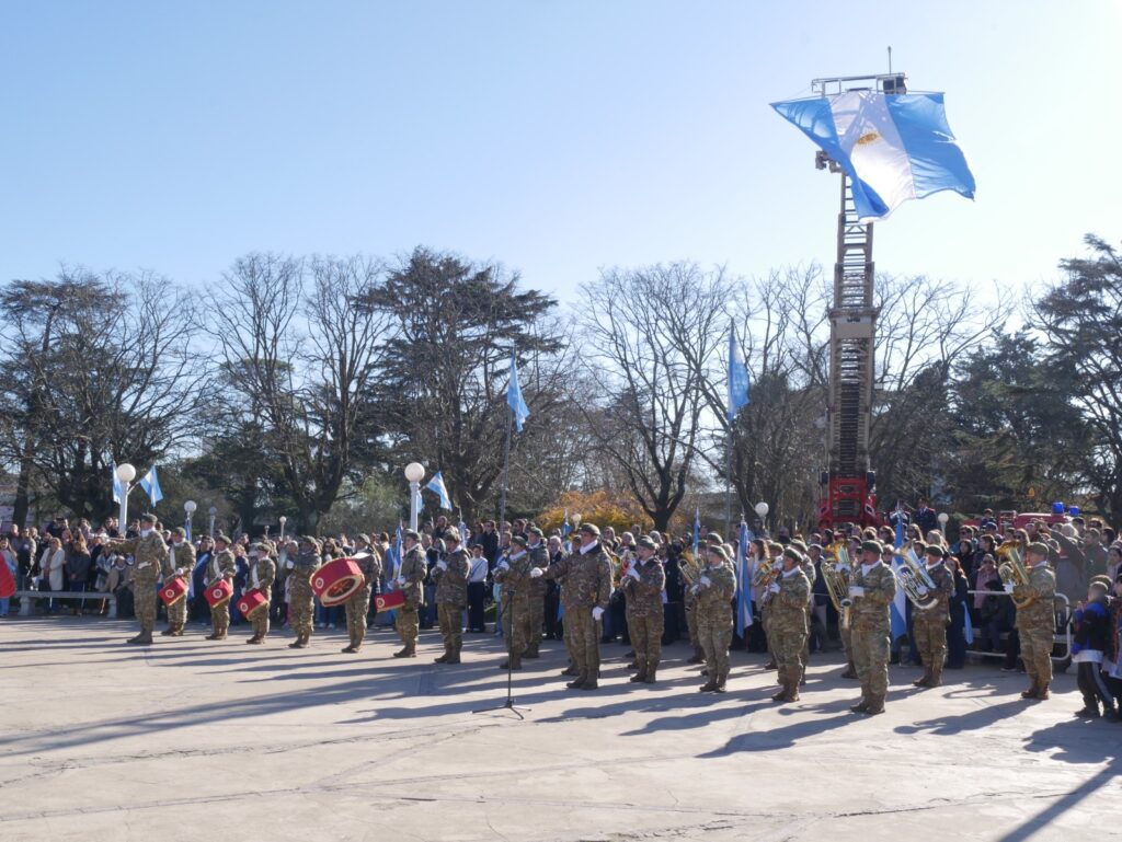 EMOTIVA CONMEMORACIÓN DEL “DÍA DE LA BANDERA” REUNIÓ A LA COMUNIDAD EN PLAZA LIBERTAD