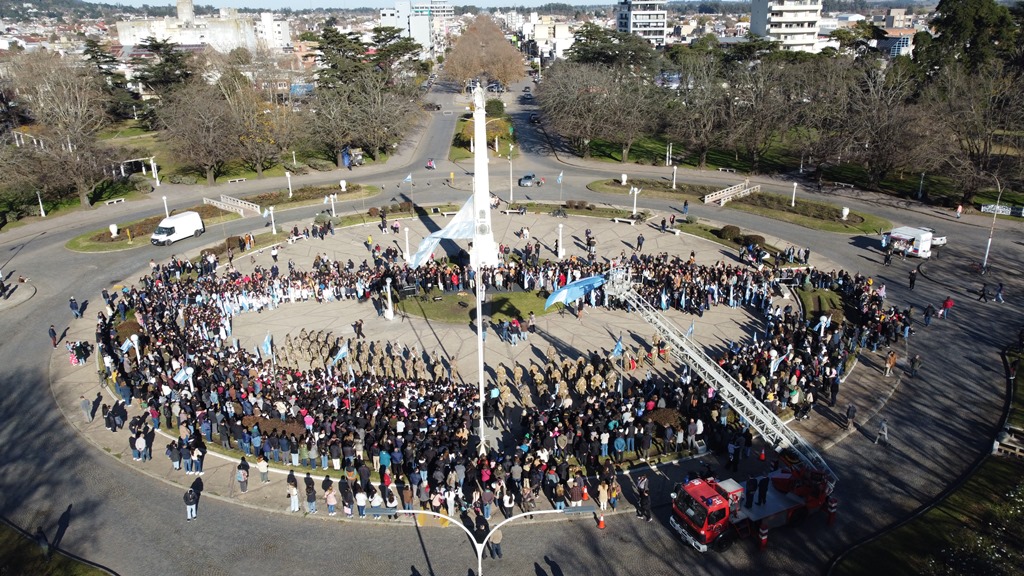 EMOTIVA CONMEMORACIÓN DEL “DÍA DE LA BANDERA” REUNIÓ A LA COMUNIDAD EN PLAZA LIBERTAD