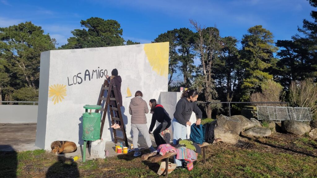 ESTUDIANTES EMBELLECEN EL MONUMENTO DEL AMIGO CON UN MURAL LLENO DE SIGNIFICADO