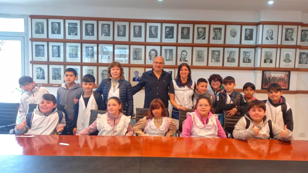 VISITA DE ALUMNOS A LA MUNICIPALIDAD