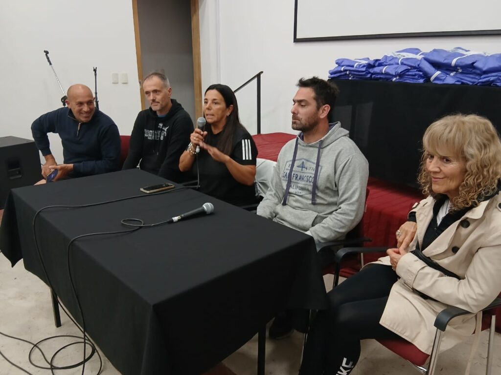 BONAERENSES: CHARLA INFORMATIVA Y ENTREGA DE INDUMENTARIA