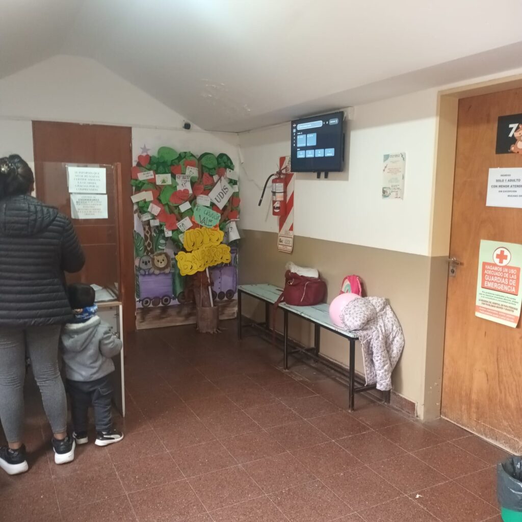 “EL ÁRBOL DEL BUEN TRATO” CONTINÚA SU RECORRIDO Y LLEGA A LA GUARDIA DE PEDIATRÍA DEL HOSPITAL MUNICIPAL