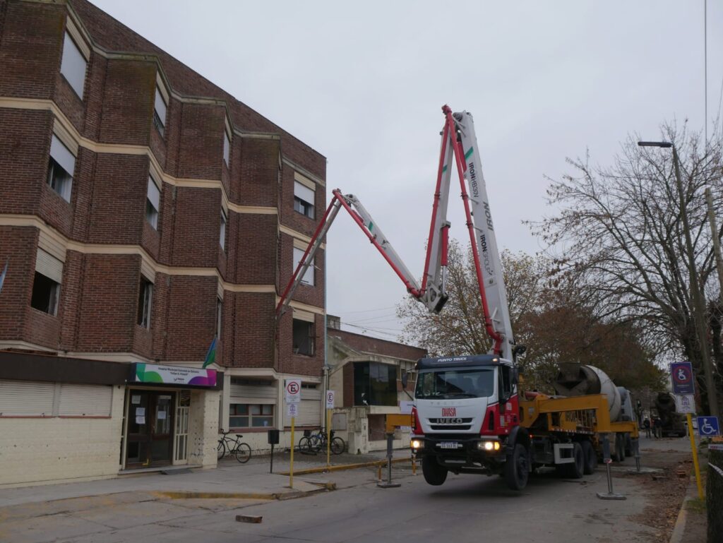 AVANZA LA RECONSTRUCCIÓN DEL HOSPITAL: SE EJECUTA EL CONTRAPISO DEL PRIMER PISO