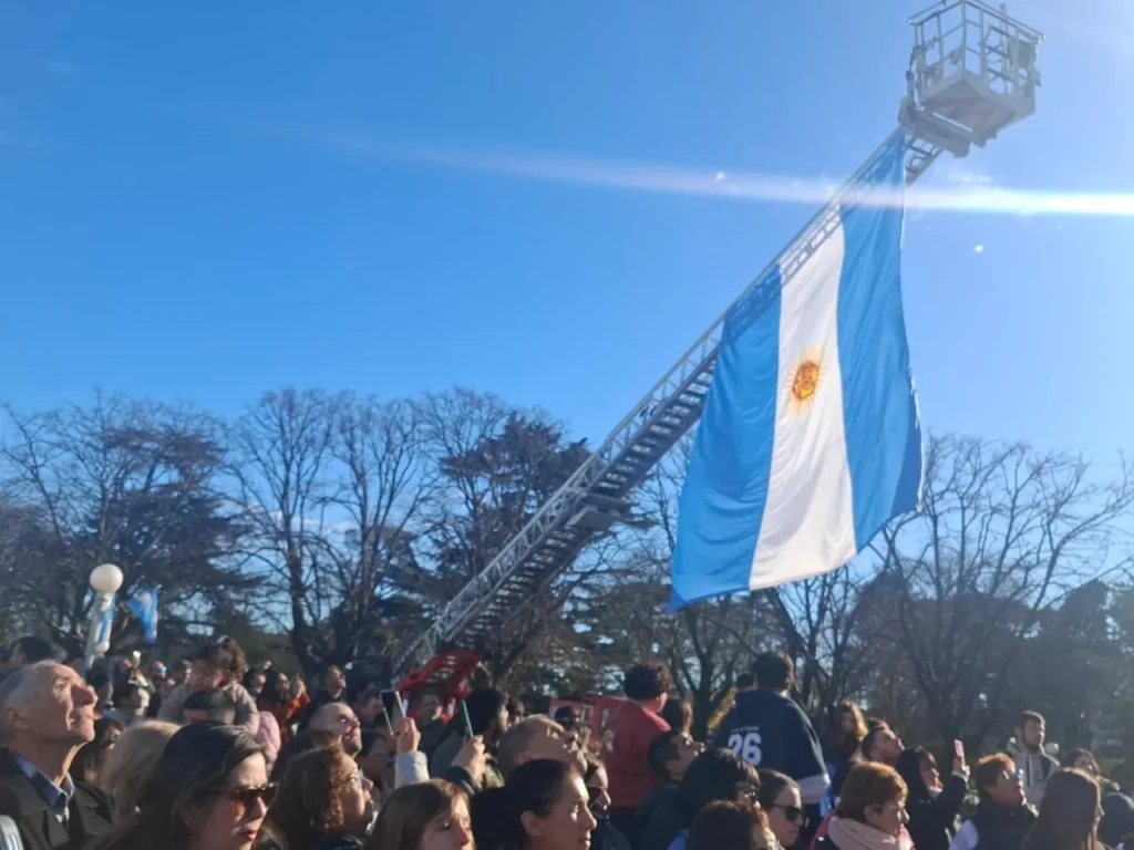 EL CIVISMO Y LA TRADICIÓN SE UNIERON EN BALCARCE PARA HONRAR A NUESTRA BANDERA
