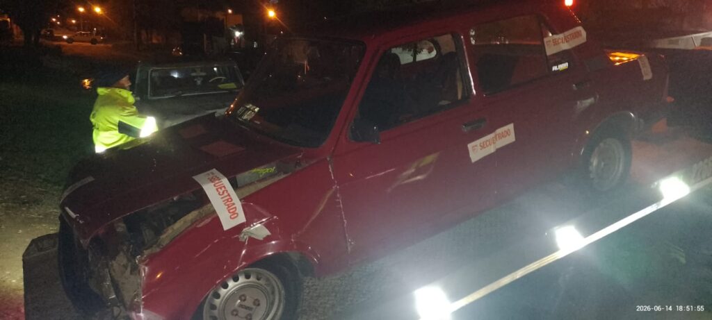 EL COM, POLICÍA COMUNAL Y TRÁNSITO INTERCEPTARON A UN CONDUCTOR QUE HABÍA EVADIDO UN CONTROL Y PROTAGONIZÓ UNA PELIGROSA FUGA