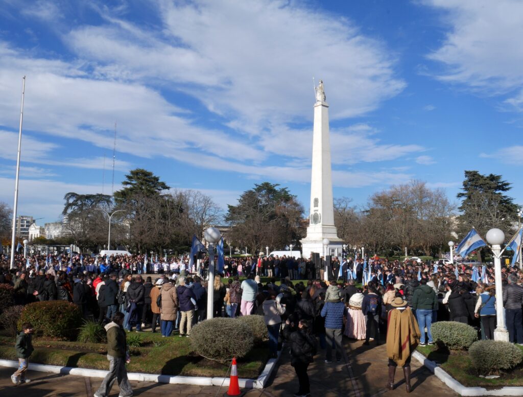 “DÍA DE LA BANDER”A: EMOTIVA CELEBRACIÓN PATRIÓTICA REUNIÓ A LA COMUNIDAD EN PLAZA LIBERTAD