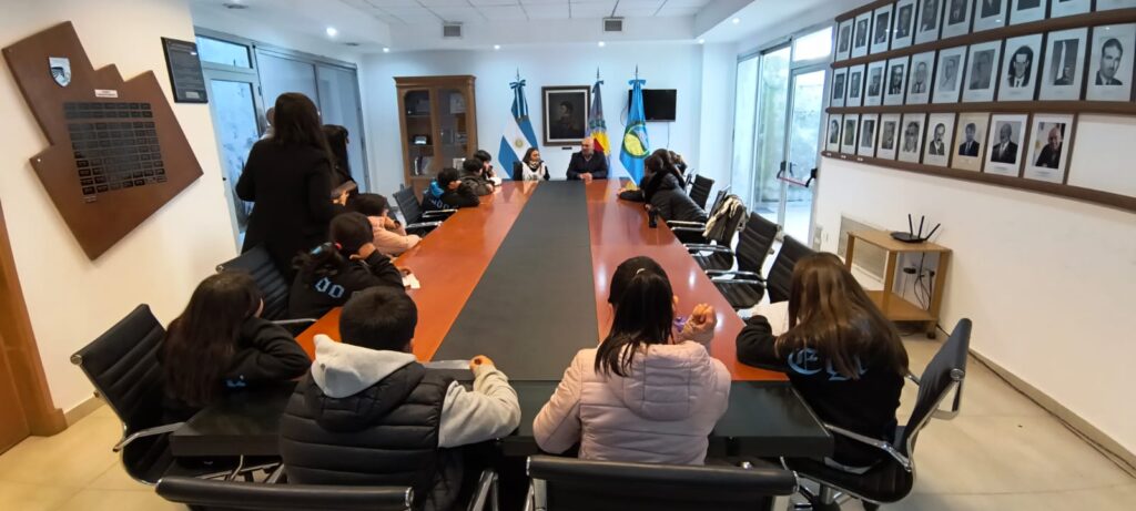 ALUMNOS DE LA ESCUELA PRIMARIA N° 16 RECORRIERON EL PALACIO MUNICIPAL