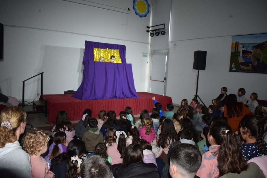 “TITIRISTORIA” CAUTIVÓ A LOS NIÑOS Y HOY LLEGA “IMPROVISTO”