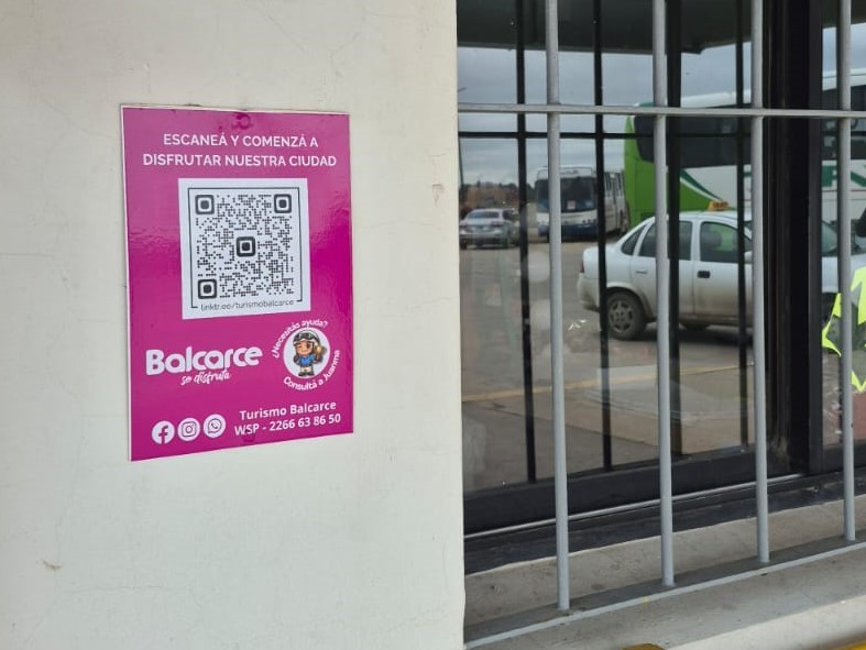 LA TERMINAL DE ÓMNIBUS CUENTA CON NUEVA CARTELERÍA TURÍSTICA Y ACCESO AL ASISTENTE VIRTUAL