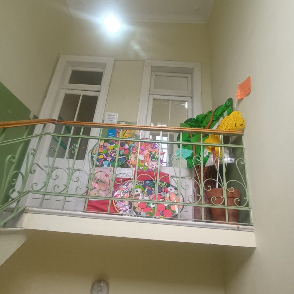 EL “ÁRBOL DEL BUEN TRATO” YA LUCE EN EL INGRESO AL CONSEJO ESCOLAR