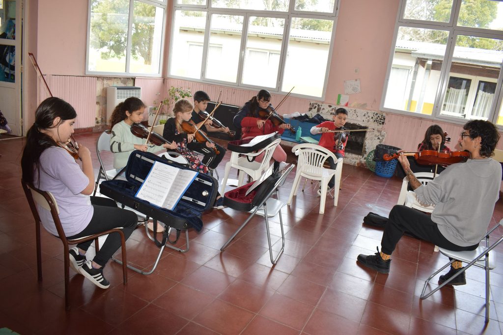 SE ENTREGARON INSTRUMENTOS PARA NIÑOS DE LA OEIJ EN LAGUNA BRAVA