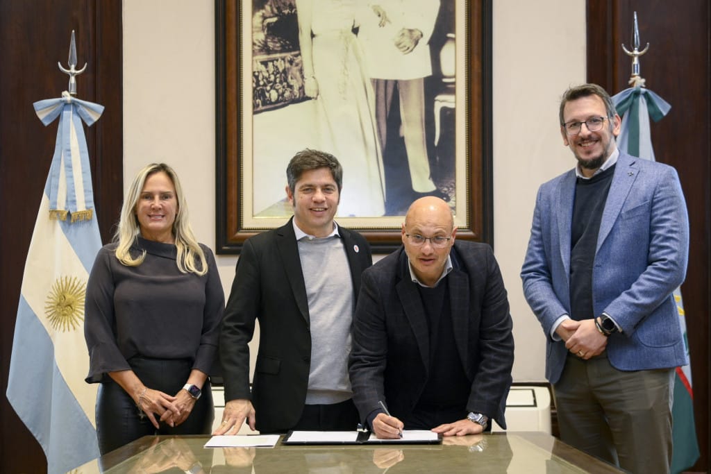 ESTEBAN REINO FIRMÓ UN CONVENIO PARA FORTALECER EL EQUIPAMIENTO MUNICIPAL