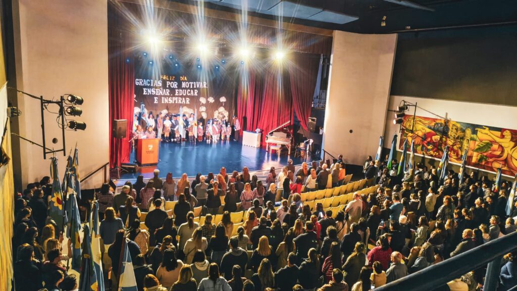 LA COMUNIDAD EDUCATIVA CONMEMORÓ EL DÍA DEL MAESTRO CON UN EMOTIVO ACTO EN EL TEATRO MUNICIPAL