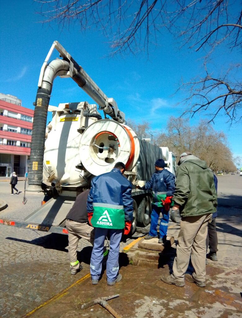 SE INTENSIFICAN LAS TAREAS DE LIMPIEZA Y DESOBSTRUCCIÓN DE DESAGÜES PLUVIALES