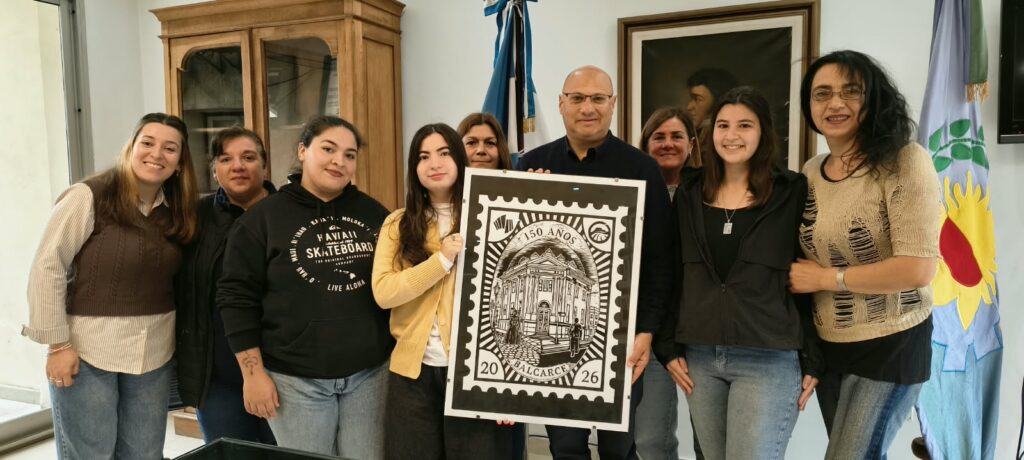 LA ESCUELA DE ARTE ENTREGÓ AL MUNICIPIO UNA OBRA DE “GRABANDO LA MEMORIA DE BALCARCE”